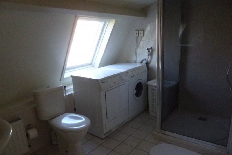 Salle de bain avec toilettes