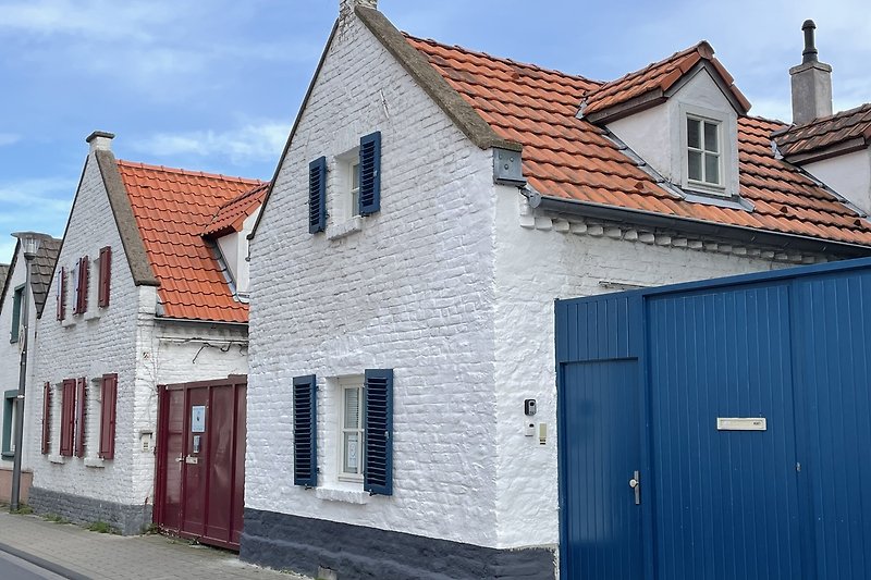 Die Wohnung liegt im Erdgeschoss eines denkmalgeschützten Hofs aus 1850 (blaues Tor)