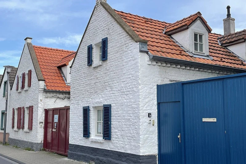 Het appartement bevindt zich op de begane grond van een monumentale boerderij uit 1850 (blauwe poort).