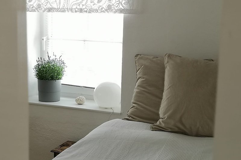 Französisches Doppelbett 160x200 cm mit durchgehender Komfortmatratze und allergikerfreundlichem Bettzeug.