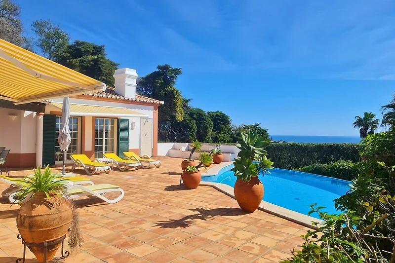 Villa mit Pool und Outdoor-Möbeln