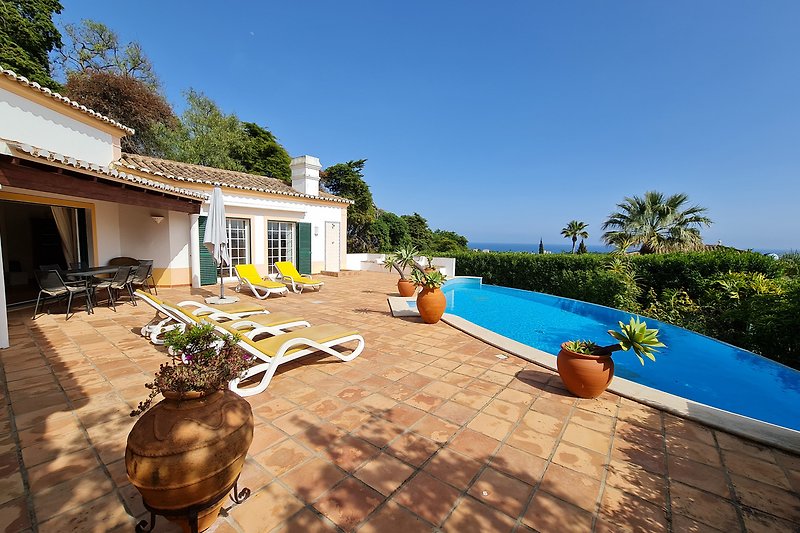 Exquisite Villa mit Pool und fantastischem Meerblick.