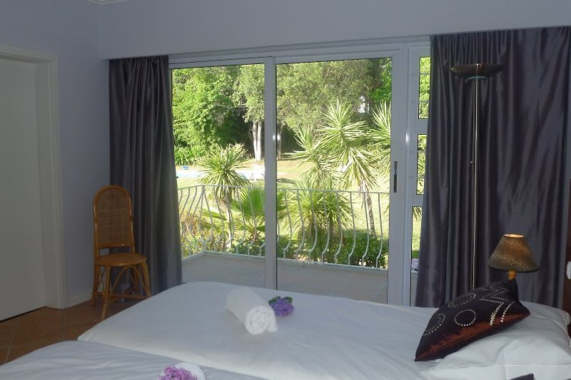 Schlafzimmer mit Gartenblick und Balkon