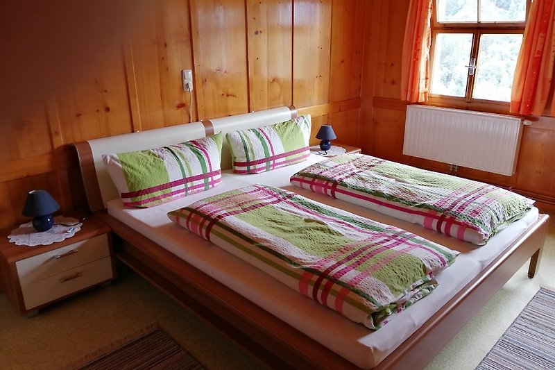 Doppelbett mit Stockbett für zwei  Kinder