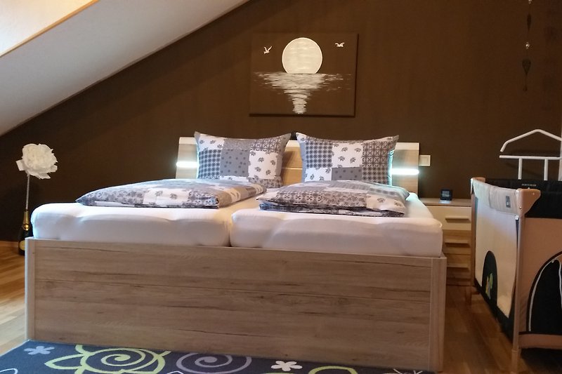 Schlafzimmer mit Platz für ein Reisebettchen