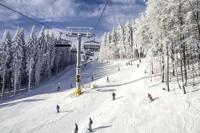 Genießen Sie den Winter mit Skifahren und einer atemberaubenden Berglandschaft.