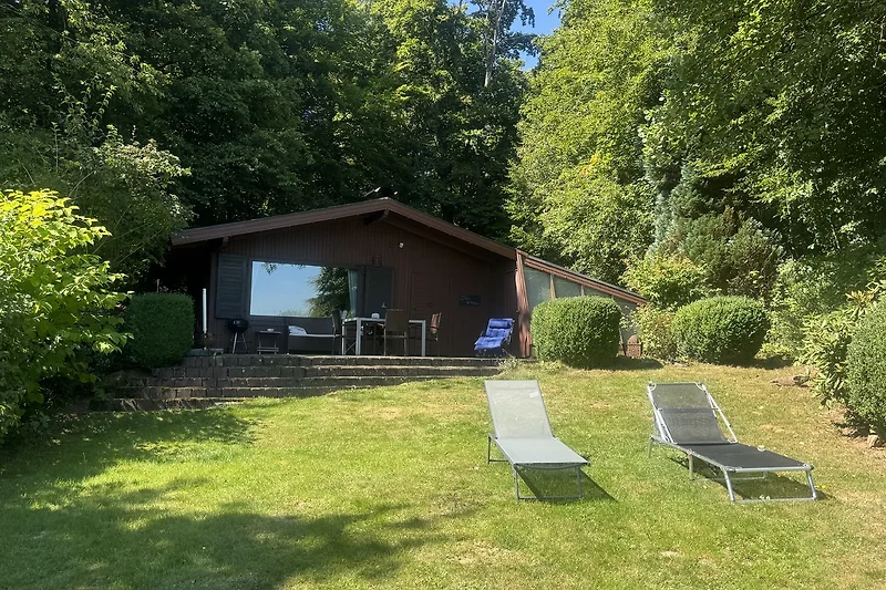 Rückseite des Waldhauses, mit Terrasse und Liegewiese.