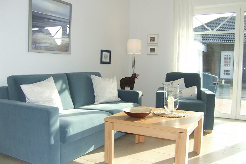 Stilvolles Wohnzimmer mit bequemer Couch und elegantem Mobiliar.