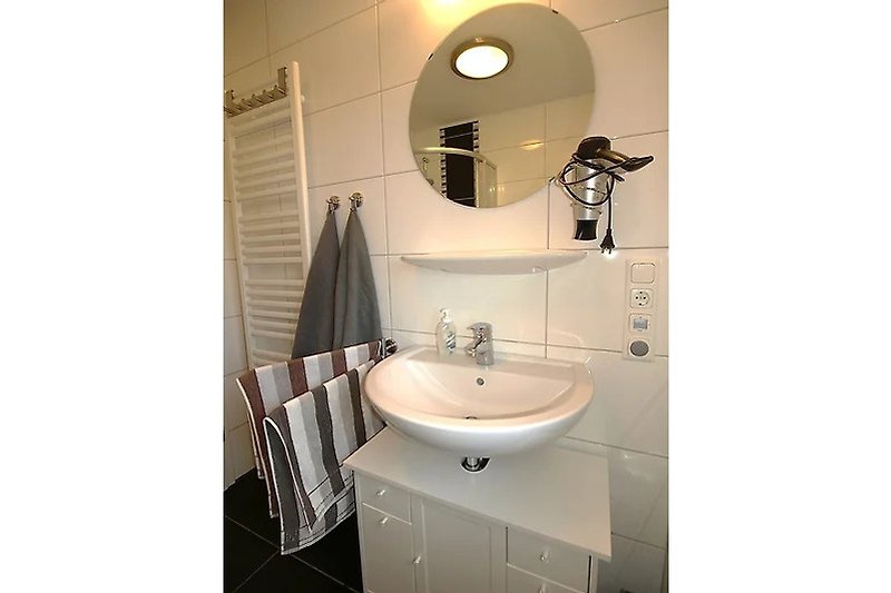 Schönes Badezimmer mit Spiegel, Waschbecken