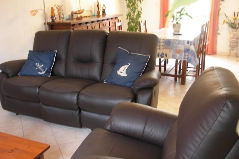 Sofa u. Sessel mit Relax-Funktionen