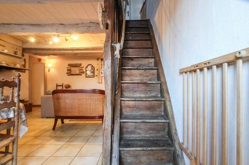 Geschlossene Holztreppe mit Treppengitter