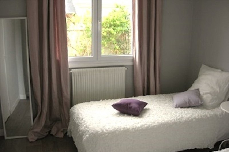 2nd bedroom, 2 single beds (90cm)