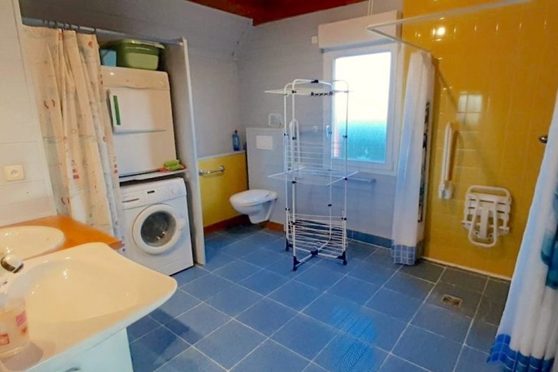 Badezimmer im EG  zugänglich für Rollstuhl