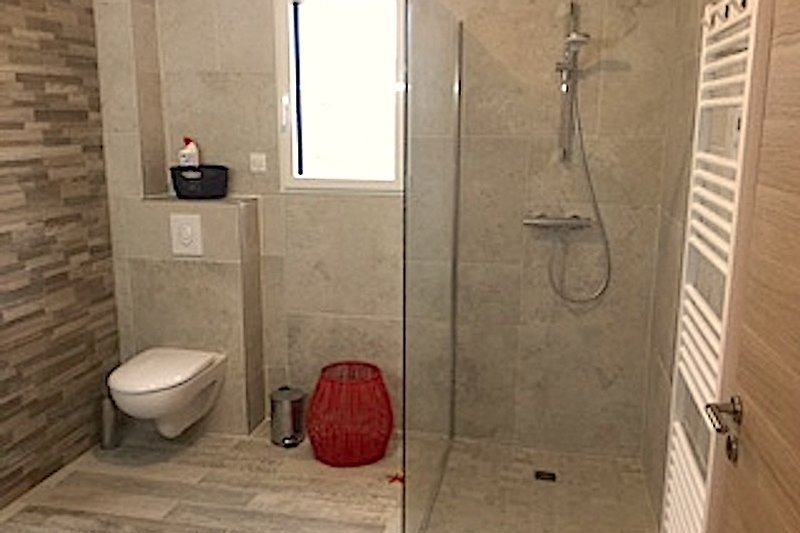 Badezimmer im EG mit barrierefreier Dusche