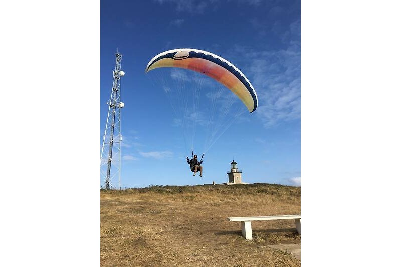 Paragliding am Cap de Carteret, im Hintergrund der Leuchtturm