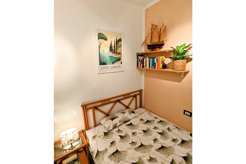 Kleines Schlafzimmer mit Bett 2,00 x 1,40 m