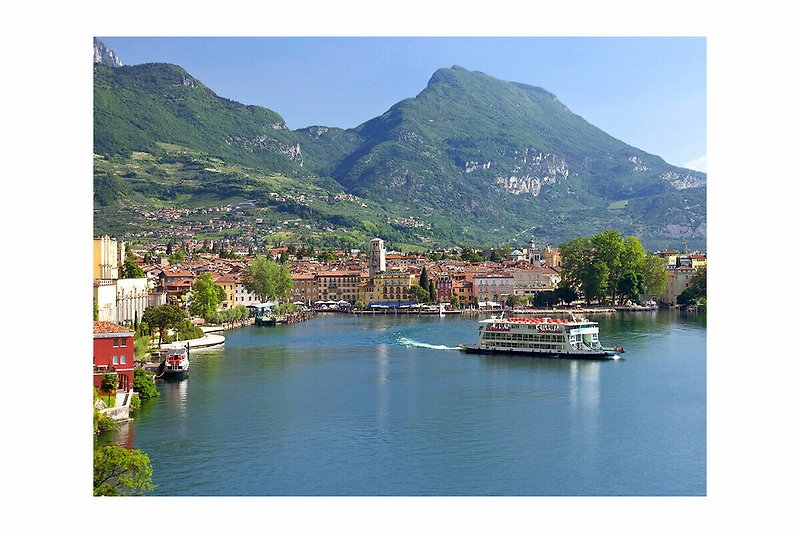 Breathtakin boat trip to Riva del Garda 25 km