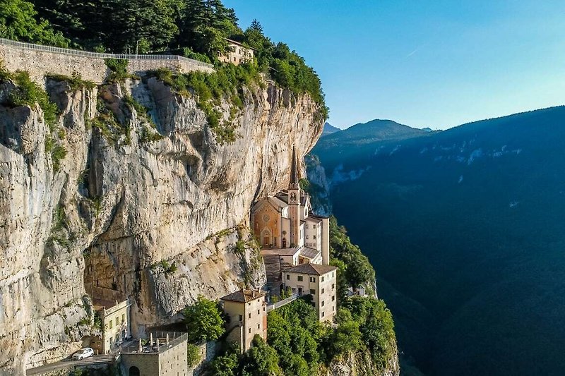 Spektakuläres Felsenkloster Madonna della Corona 35 km