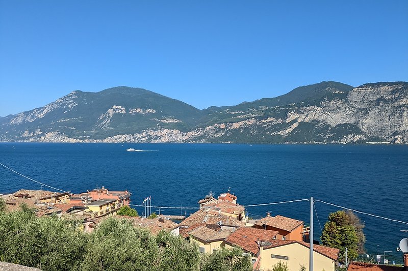 Traumhafter Seeblick von der Terrasse zum Hafen