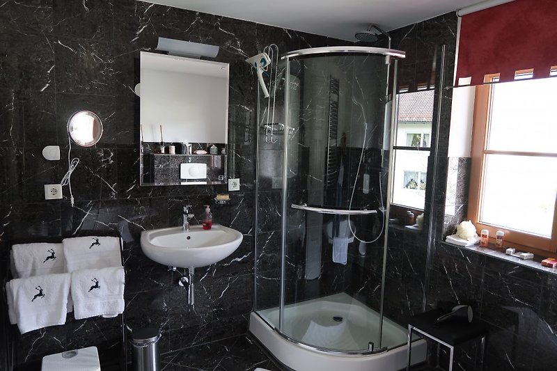 Badezimmer mit Duschkabine, beleuchtetem Spiegelschrank, Kosmetikspiegel