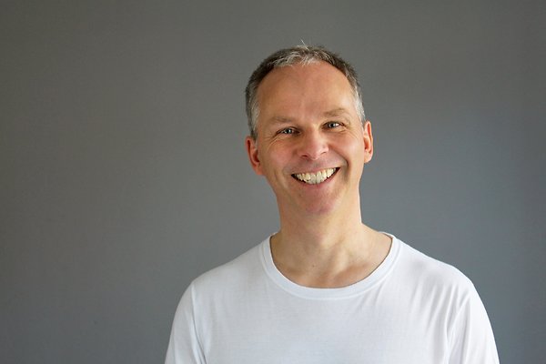 <span style="font-size:smaller;">Firma ---</span><br> Herr B. Thomson <span style="font-size:smaller;">Firma ---</span><br> Herr B. Thomson