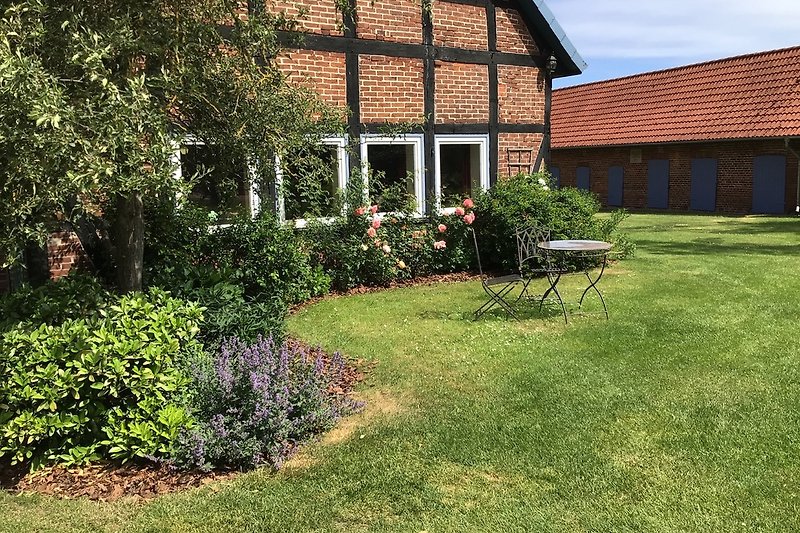 Garten und Front der Fewo  Scheune