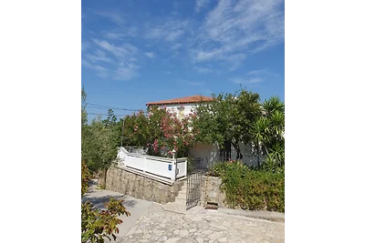 Landhaus mit eingezäuntem Garten