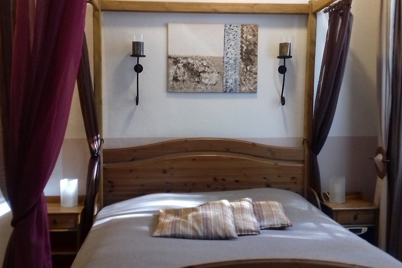 Gemütliches Schlafzimmer mit elegantem Holzbett und stilvoller Inneneinrichtung.
