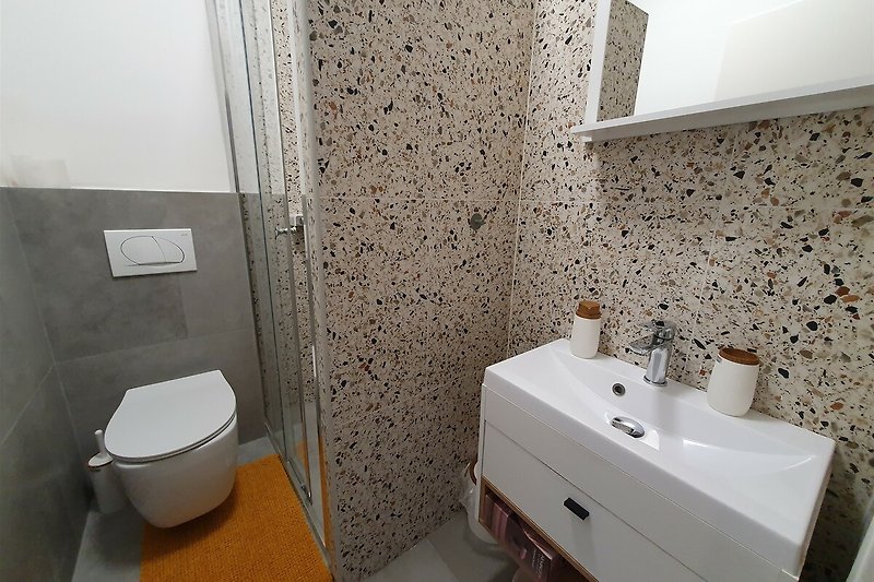 Schönes Badezimmer mit lila Waschbecken und Spiegel
