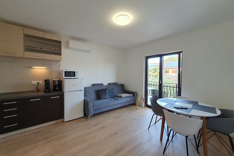 Moderne Wohnung mit stilvoller Einrichtung und hellem Holzboden.