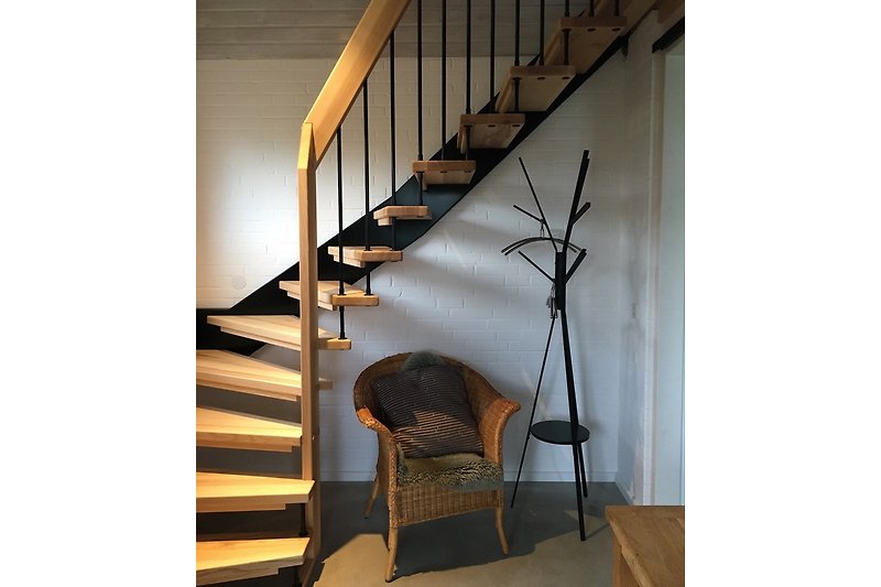 Entre und Treppenaufgang / Treppe ist aus Eschenholz