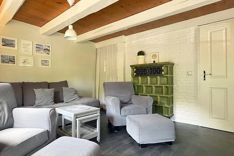 Gemütliches Wohnzimmer mit bequemer Couch und stilvoller Einrichtung.