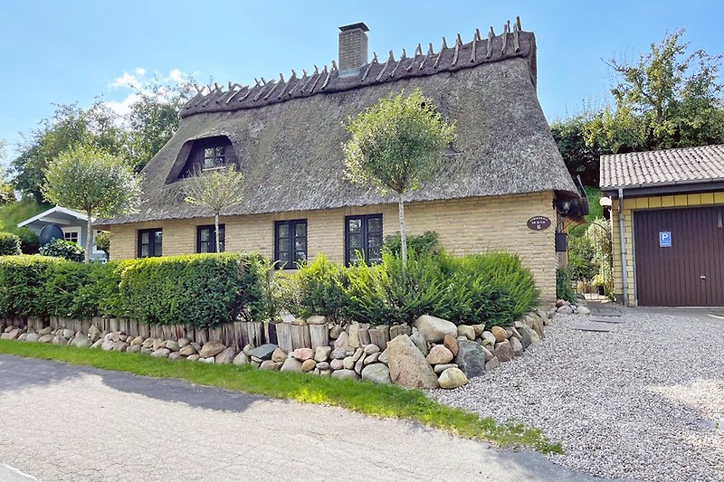 Gemütliches Ferienhaus mit charmantem Garten und historischer Architektur.