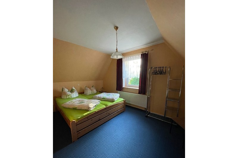 Schlafzimmer mit Doppelbett 180cm x 200cm