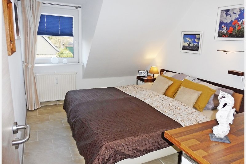 Gemütliches Schlafzimmer mit stilvollem Holzbett und Tischlampe.