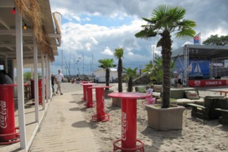 Die Strandbar mit Aktionsbühne