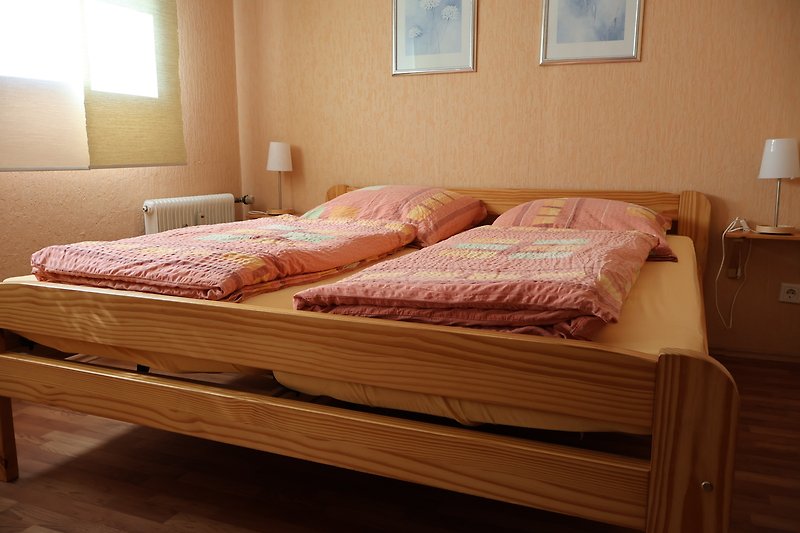 Schlafzimmer mit Bett 180 x 200 cm