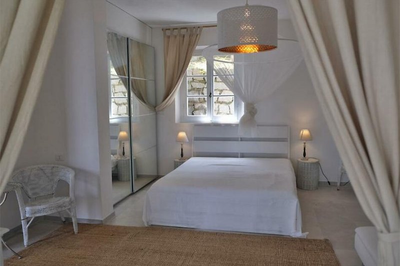 Gemütliches Schlafzimmer mit stilvollem Interieur und komfortablem Bett.