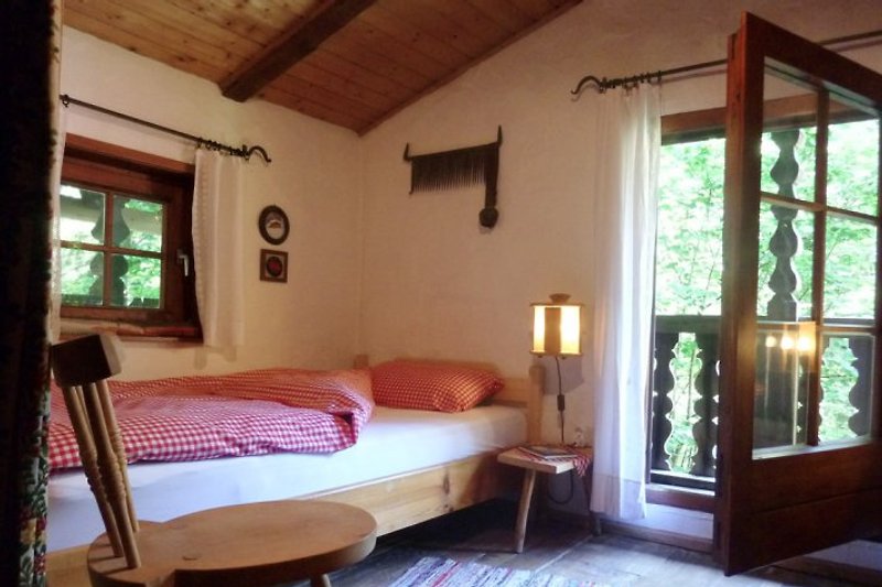 Schlafraum mit zwei Betten und Balkon
