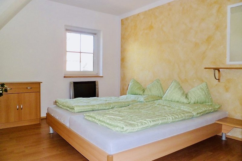 Schlafzimmer mit gemütlichem Bett 180 x 200. Wohnung 2