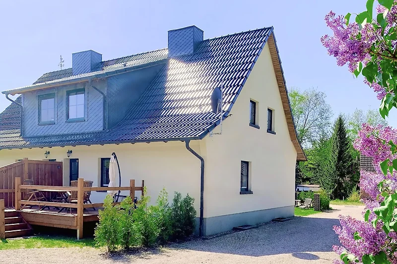 Historisches Haus mit Veranda und großem Garten.