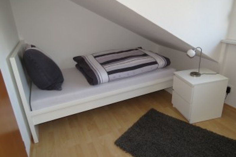Das kleine Schlafzimmer:90x200cm Bett mit Nachttisch.