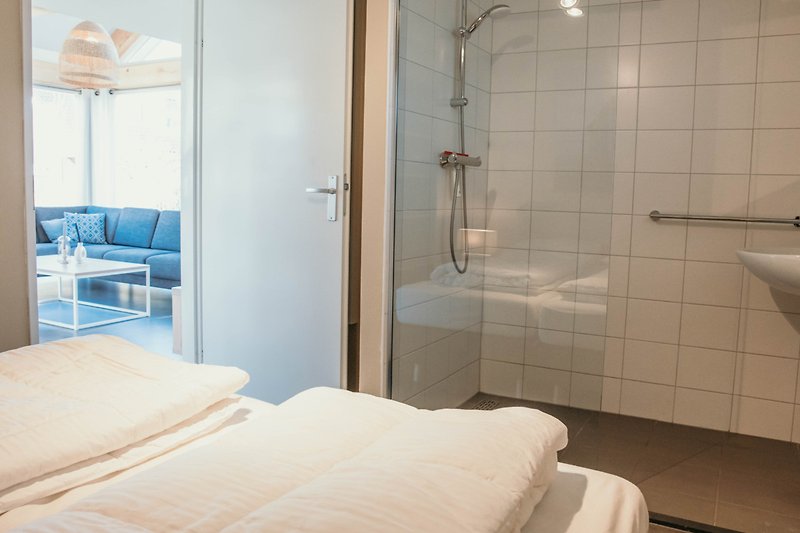 Stilvolles Badezimmer mit moderner Dusche und elegantem Interieur.