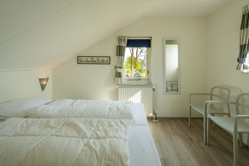 Stilvolles Schlafzimmer mit bequemem Bett und elegantem Lampen.
