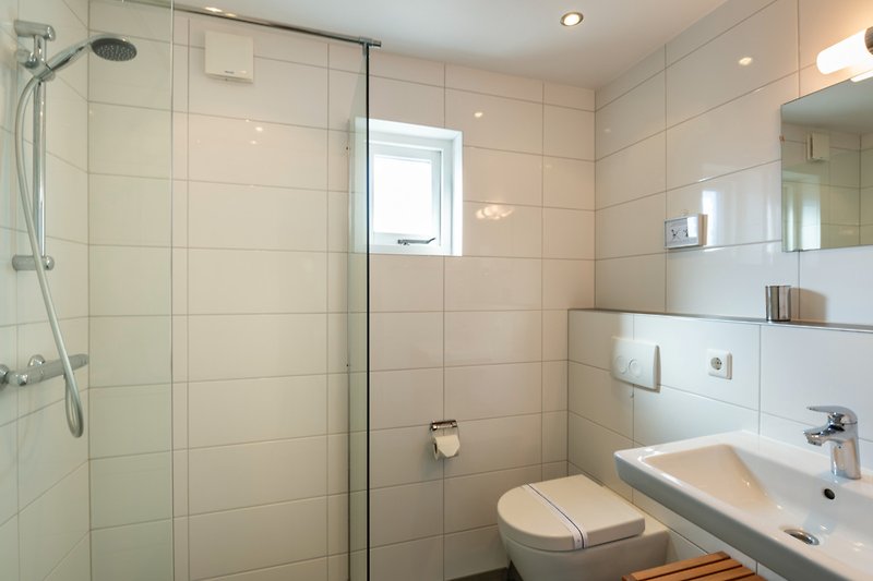 Modernes Badezimmer mit stilvoller Dusche und elegantem Design.