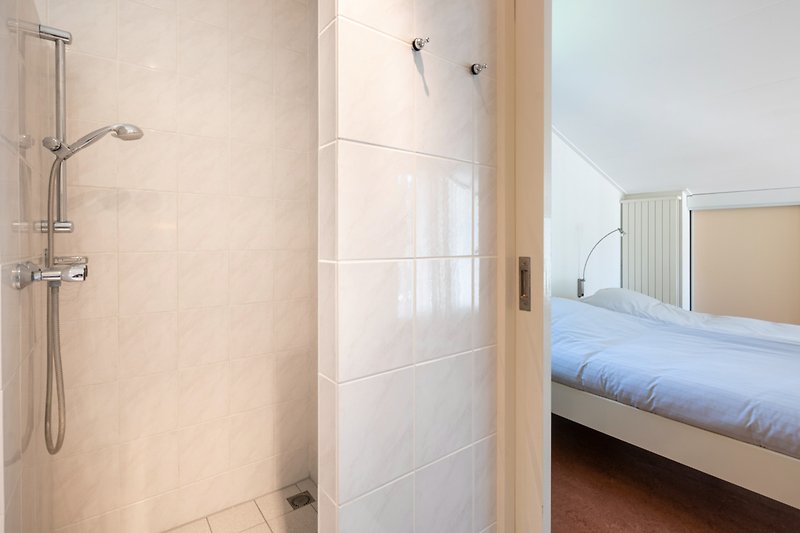 Een stijlvolle badkamer met een moderne douche en prachtig interieur.