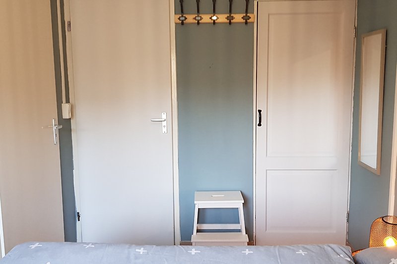 Stilvolle Holztür mit elegantem Griff und modernem Design.