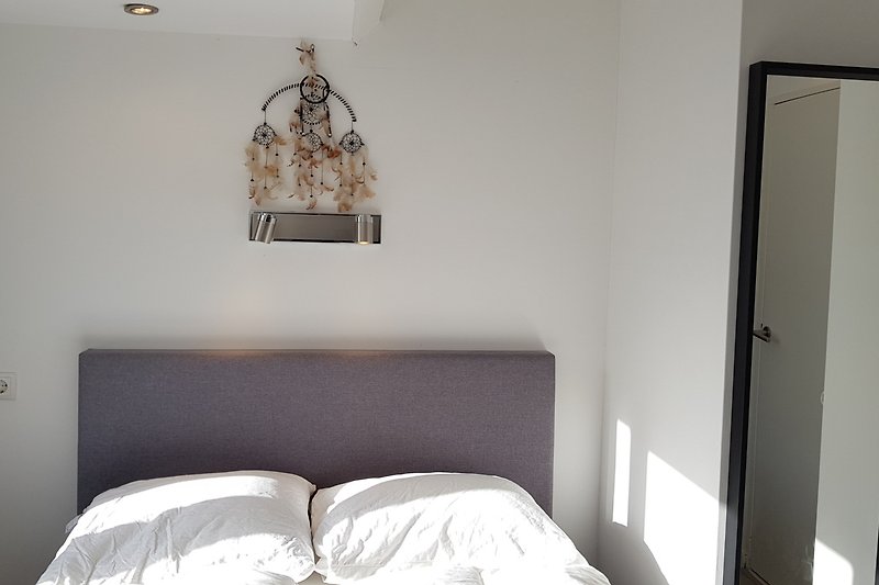 Modernes Schlafzimmer mit stilvoller Beleuchtung und elegantem Design.