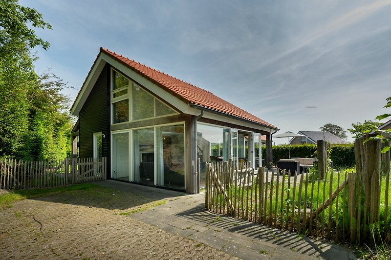 Charmantes Landhaus mit Garten, Veranda und malerischem Ausblick.