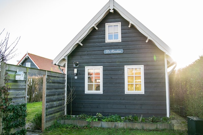 Holzhaus mit Garten, Fenster, Tür und Dach - ländliche Idylle!